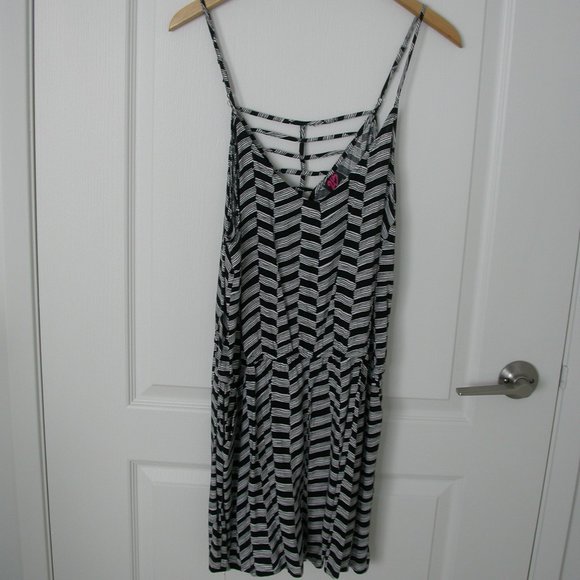 Light Black and White Romper - Picture 2 of 10